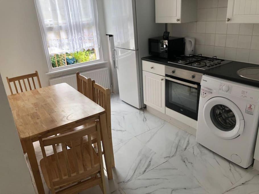 East London 2 Bedroom Flat 외부 사진